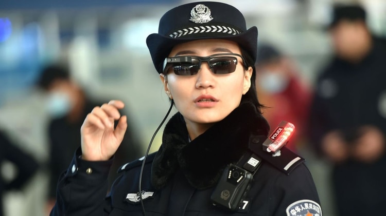 Una agente de policía china utilizando lentes con tecnología de reconocimiento facial.