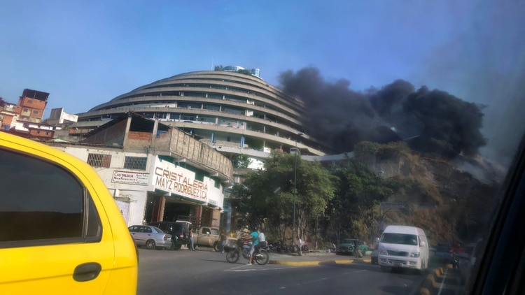Un gran columna de humo sale de las instalaciones del Helicoide
