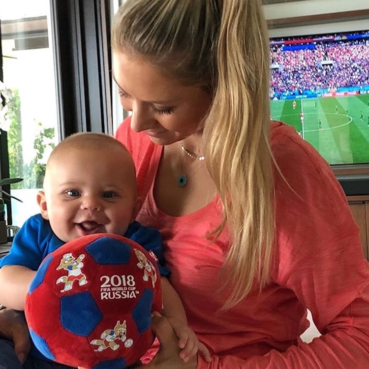 Anna Kournikova con Nicholas y una pelota del Mundia de Rusia 2018.