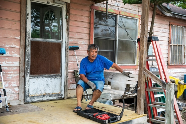 Homar Veloz, de 66 años, cuya casa se ubica justo al sur de la valla fronteriza, dice que la vida es normal para él, en todo caso se siente más seguro porque está cerca de las cámaras. Su hija una vez le preguntó si necesitaba su pasaporte para ir a visitarlo. (Ilana Panich-Linsman/The New York Times)