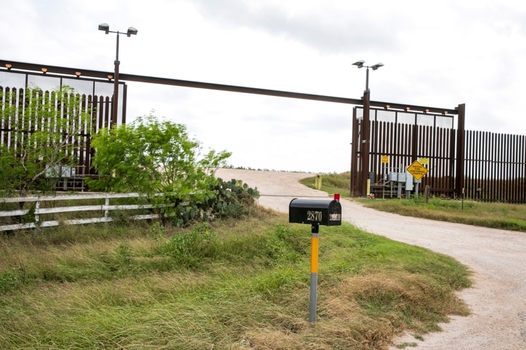 Un buzón de correo, al norte de la valla fronteriza, pertenece a un hogar que está al sur de la valla, pero al norte del río Bravo, la verdadera frontera. . (Ilana Panich-Linsman/The New York Times)