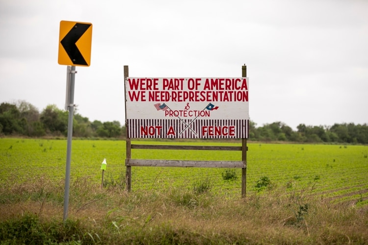 Un letrero instalado por un residente de Brownsville cuya casa está al sur de la valla fronteriza. (Ilana Panich-Linsman/The New York Times)