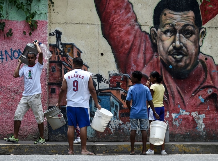 Las escasez de comida, agua y medicinas afectan a la gran mayoría de venezolanos. (Photo by JUAN BARRETO / AFP)