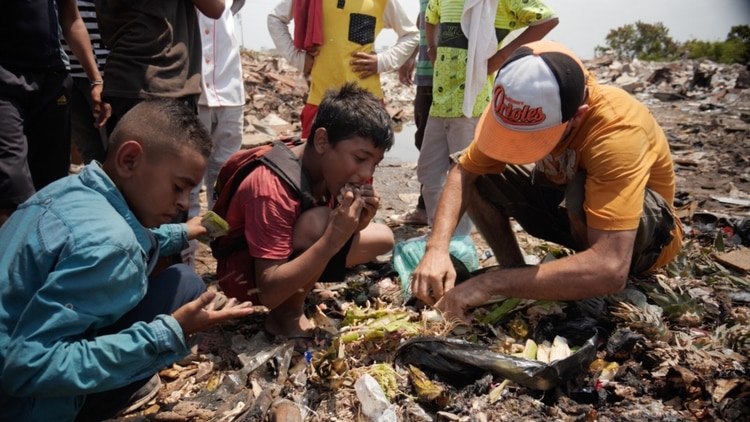 Niños comen de basurero en la ciudad de Maracaibo.