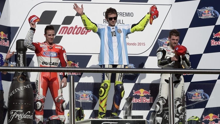 Valentino Rossi se ganó al público argentino al celebrar su triunfo de 2015 con una camiseta de Maradona (AFP)