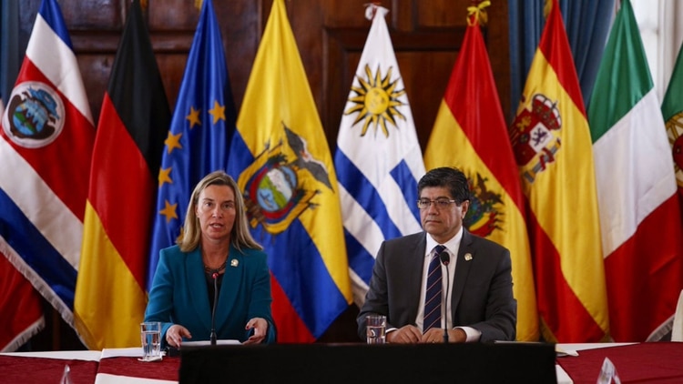 Federica Mogherini junto a José Valencia en la reunión del Grupo Internacional de Contacto en Quito