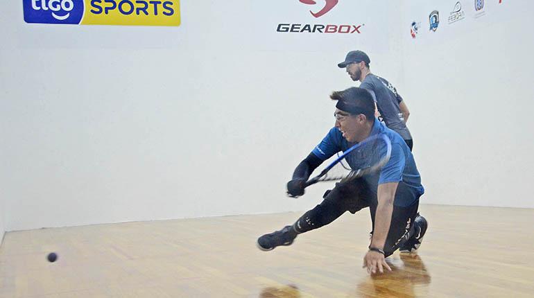 Moscoso se esfuerza para responder un lanzamiento de Horn, ayer. | José Rocha