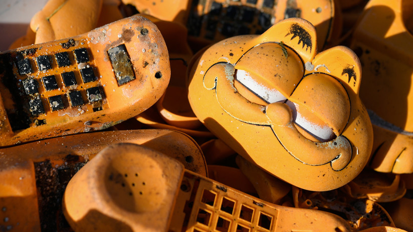 Resuelven el misterio de los teléfonos del gato Garfield que 'invadieron' durante 30 años las playas francesas