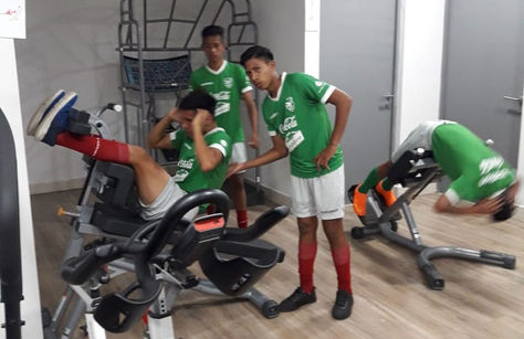 Jugadores de la selección Sub-17 realizando labores de gimnasio en Lima. Foto: Prensa FBF