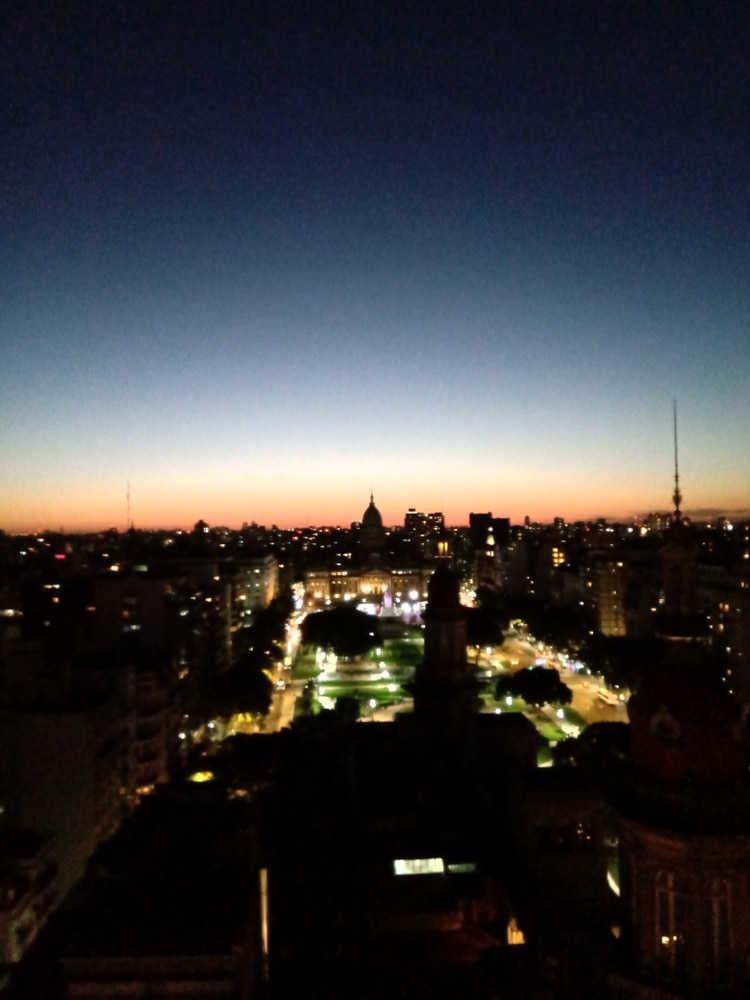Una foto a la noche hecha con el Nokia 5.1 Plus.