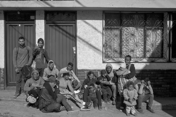 Luis está en el fondo, dando mostrando su pulgar hacia arriba. Su mano está en el hombro de Héctor. La esposa de Héctor, Gualesca, sostiene al bebé con un gorro blanco. Richard está inmediatamente a su derecha. Fotógrafo: Carlos Villalon / Bloomberg.