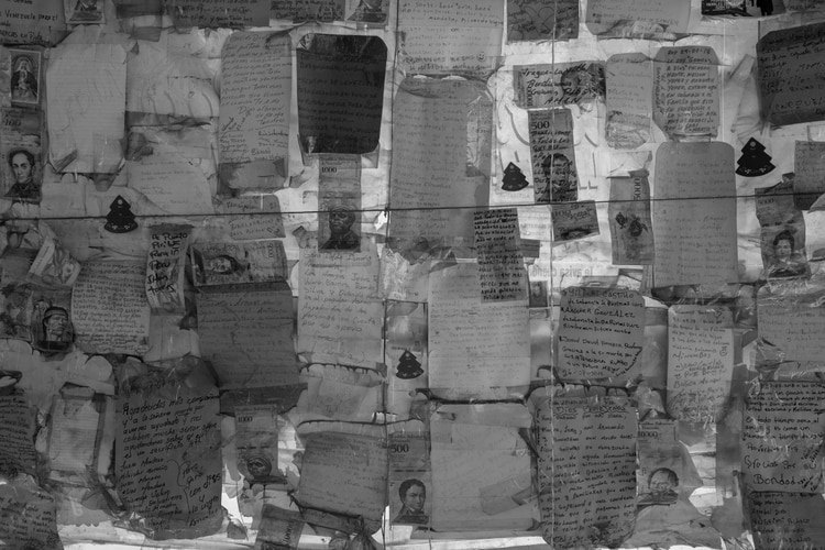 Notas de agradecimiento dejadas por los migrantes en un refugio fuera de Cúcuta, Colombia. Fotógrafo: Carlos Villalon / Bloomberg.