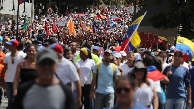 Miles de personas participan el sábado 23 de febrero en una manifestación a favor del ingreso de ayuda humanitaria a Venezuela hasta que el régimen comenzó a reprimir