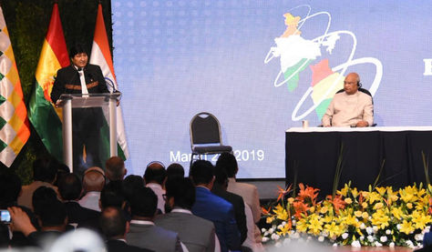 Evo Morales en su discurso en la clausura del Bolivia-India, Business Forum. A la derecha el presidente de la India, Ram Nath Kovind.