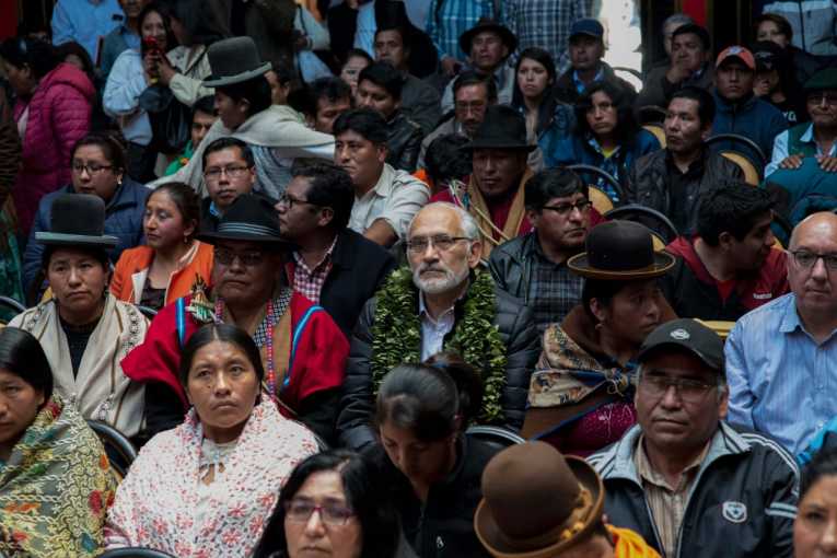 EL EXPRESIDENTE CARLOS MESA, DURANTE UNA REUNIÓN CON DIRIGENTES EN LA PAZ.