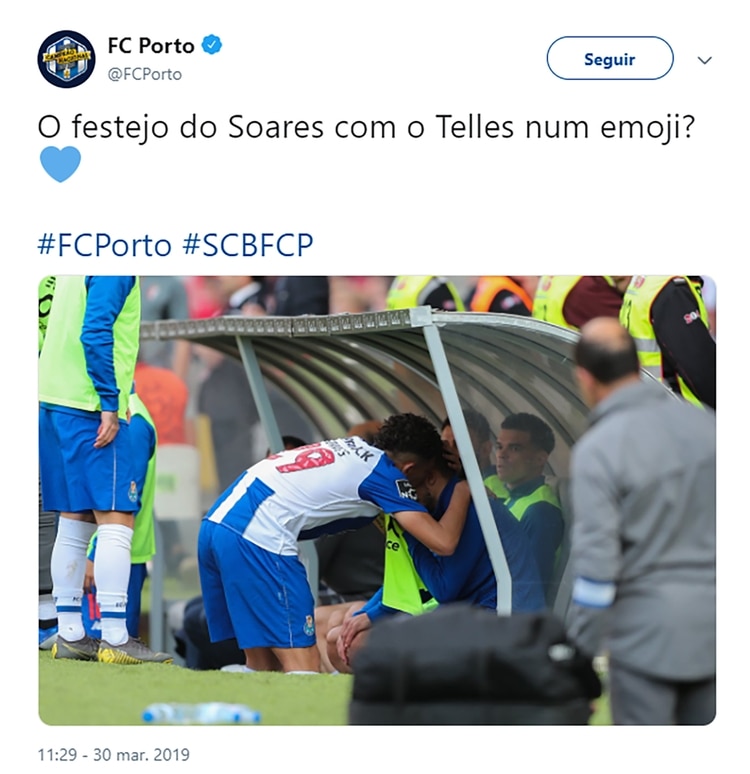 (Twitter oficial del Porto) Soares yendo a consolar a Telles tras el tercer gol