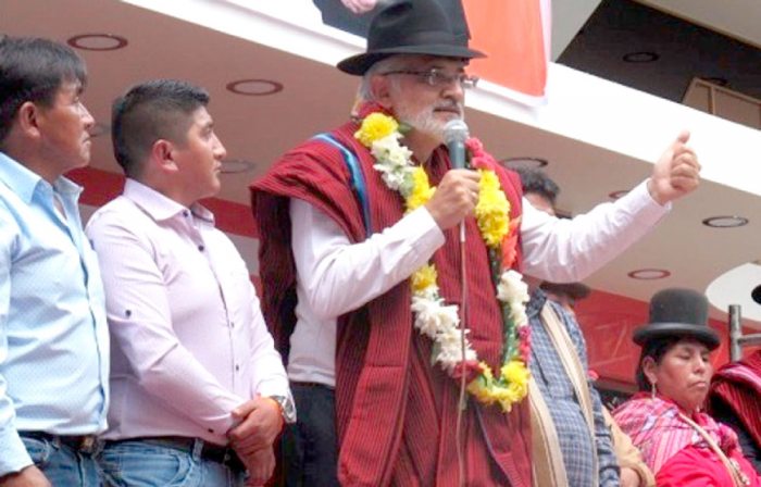 CARLOS MESA CON PONCHO.