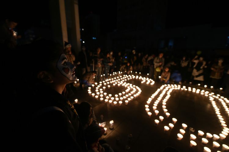Personas encendieron velas en la plaza del Bicentenario de La Paz. Foto: Luis Gandarillas.