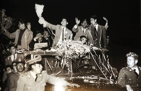 Los seleccionados bolivianos celebrando con la gente en 1963. Foto: Mario "Cucho" Vargas