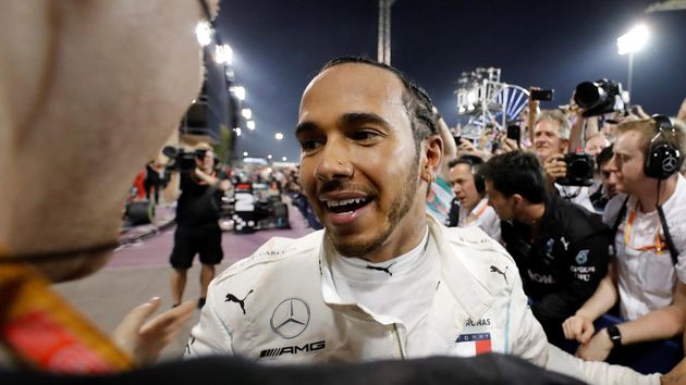Lewis Hamilton aprovechó la debacle de Ferrari para imponerse en el GP de Bahrein Lewis Hamilton aprovechó la debacle de Ferrari para imponerse en el GP de Bahrein