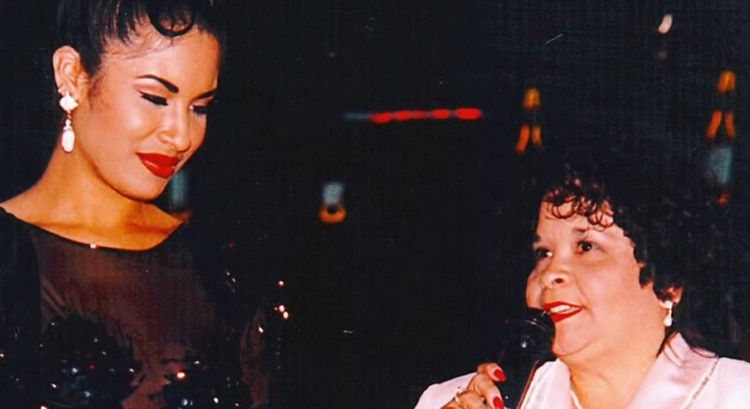 La cantante junto a su asesina, Yolanda Saldívar