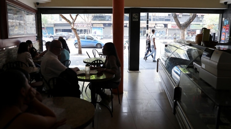 Una panadería a oscuras en Caracas (Reuters)