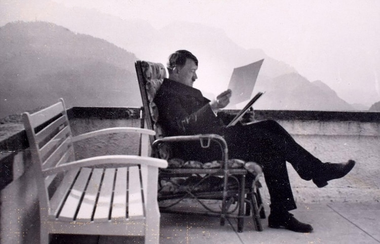 Adolf Hitler en “El Nido del Águila”, su refugio en los alpes bávaros(C&T Acuctions/BNPS)