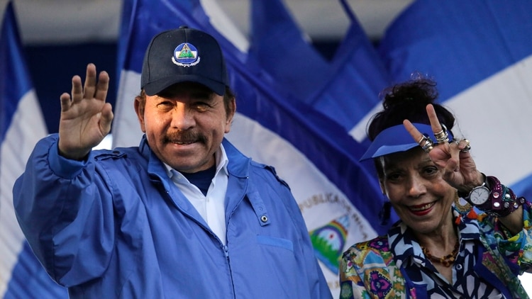 Daniel Ortega y su esposa, Rosario Murillo (AFP)