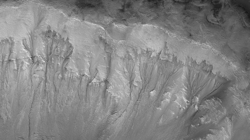 Líneas en cráteres de Marte pueden ser la evidencia de que aún tiene un sistema activo de agua subterránea