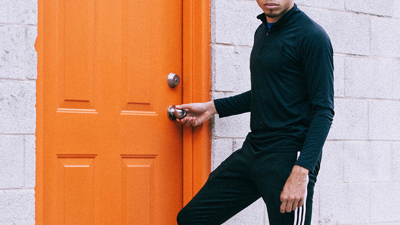 Llama a la puerta equivocada al confundirse de apartamento y lo matan de un tiro