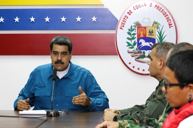 El dictador venezolano Nicolás Maduro y los miembros del gobierno durante su discurso televisado (Palacio de Miraflores via REUTERS)