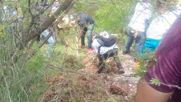 La búsqueda inició el sábado a las 10 de la mañana, y dos horas después ya habían encontrado el primer cadáver (Foto: Especial)