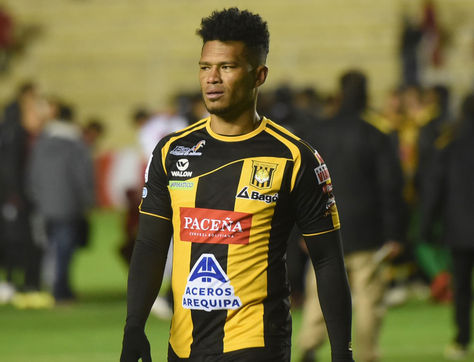 Rolando Blacburn se retira apesadumbrado a la finalización del partido The Strongest-Nacional Potosí. Foto: Luis Gandarillas-La Razón