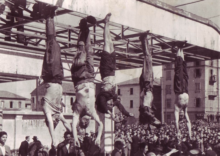 De izquierda a derecha los cuerpos de Nicola Bombacci, Mussolini, Clara Petacci, Pavolini y Starace exhibidos en la Plaza de Loreto de Milán en 1945.