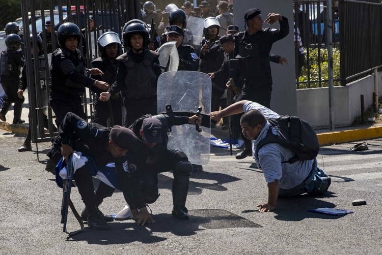 Policías antidisturbios interrumpen una manifestación fugas o “piquete express” este sábado, en Managua (Nicaragua). El gobierno y la oposición nicaragüense se encuentran en una negociación que permita una salida pacífica a la crisis política del país. (EFE/Jorge Torres)