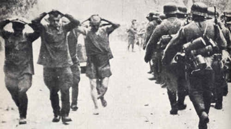 Soldados alemanes marchan en la Unión Soviética junto a tropas del ejército rojo recién capturadas, al inicio de la Operación Barbarroja de 1941