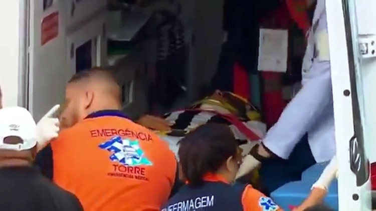 Felipe Aguilar fue trasladado en ambulancia al hospital