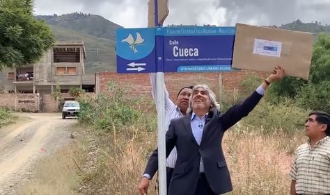 Claure descubre la señalética de la calle Cueca.