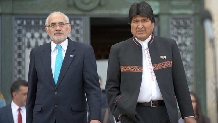 El ex presidente Carlos Mesa y Evo Morales, juntos en La Haya en diciembre pasada, donde perdieron la dispuesta legal con Chile por el acceso al Océano Pacífico. Ahora, se disputarán la presidencia.