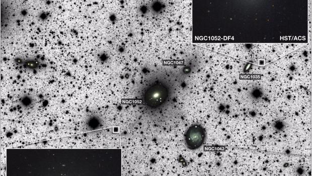 En la imagen, obtenida con el observatorio Keck, aparecen las dos galaxias sin materia oscura halladas hasta ahora