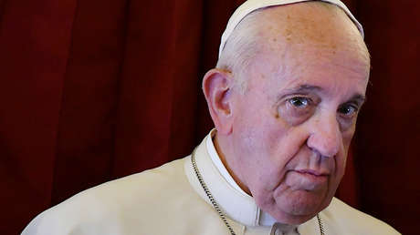 El papa Francisco observa a reporteros luego de un viaje de dos días a Marruecos, el 31 de marzo de 2019.