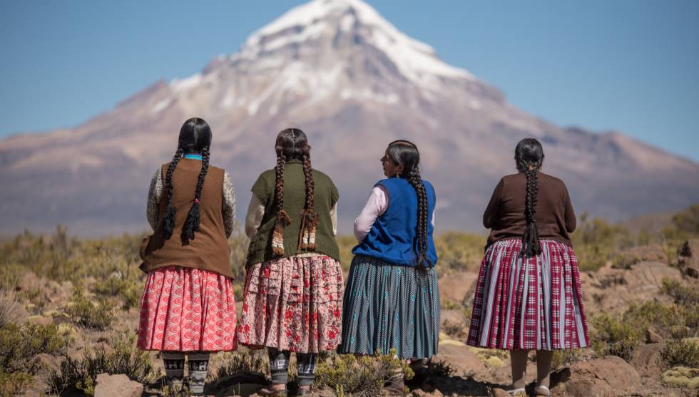 Ana Lia Gonzales Magueño, Dora Magueño Machaca, Elena Quispe Tincuta, Cecilia Llusco Alaña antes de ascender al Sajama.