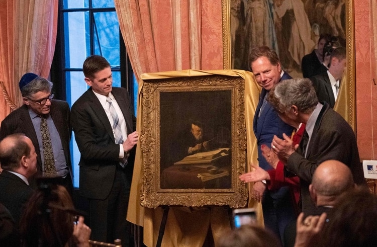 Los bisnietos del propietario original de la obra pintada por Koninck en 1639 posan junto a la obra en Nueva York. (AFP)