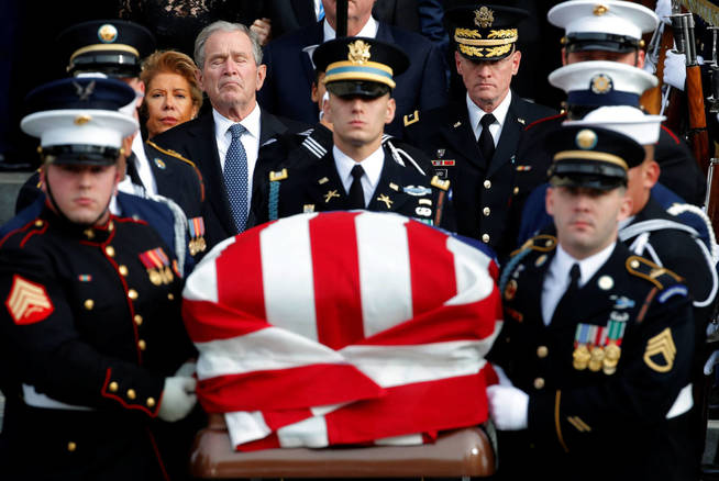 George Bush hijo, en el funeral de su padre. (Reuters)