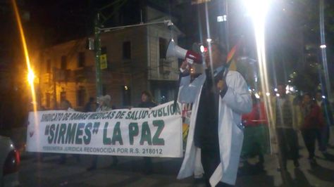 Marcha de profesionales de salud exigiendo superar carencias en el SUS