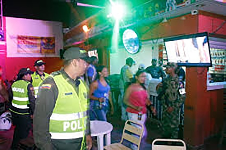 El agente de excusó con la mujer para desaparecer días antes del operativo. (Foto de referencia)