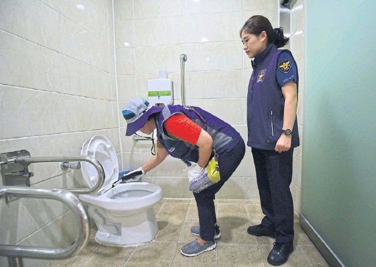 Seúl destinó 8.000 inspectoras a buscar cámaras ocultas en los 20.000 baños públicos de la ciudad.