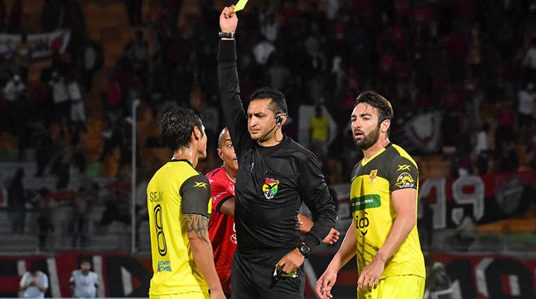 El juez Orlando Quintana (centro) en el partido entre Wilstermann y Destroyers. | Daniel James