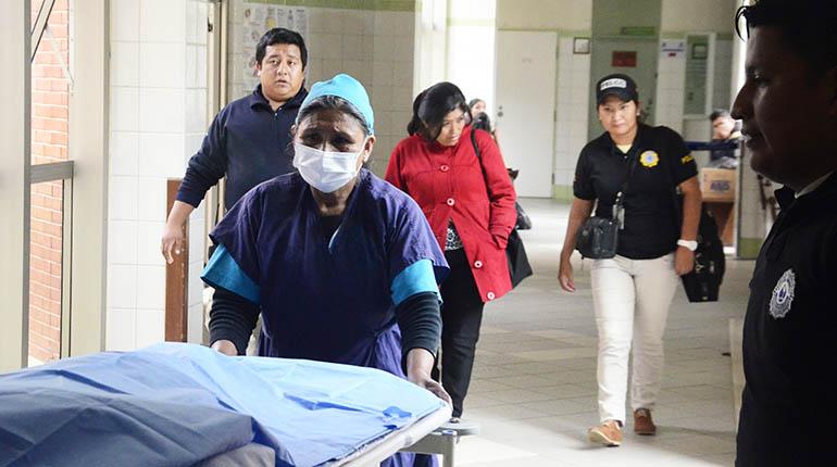 El cuerpo de la niña es transportado en una camilla. Policías escoltan a la madre de la víctima. | José Rocha