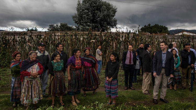 El comisionado de Aduanas y Protección Fronteriza de Estados Unidos, Kevin McAleenan, a la derecha, recorría Buena Milpa, una granja cooperativa ubicada cerca de Quetzaltenango, Guatemala el año pasado. Este proyecto agrícola es apoyado por la Agencia de los Estados Unidos para el Desarrollo Internacional. (Kirsten Luce para The New York Times)